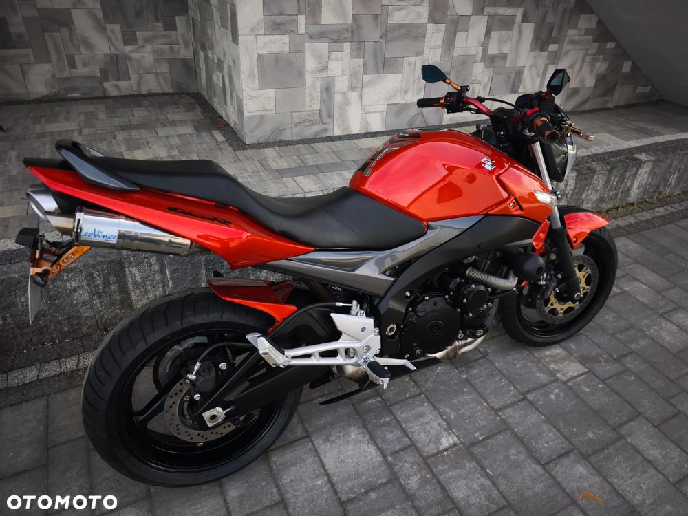 Suzuki GSR - 4