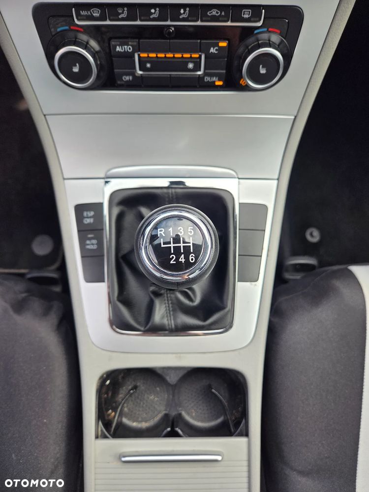 Volkswagen Passat 2.0 TDI DPF BlueMotion Technology Comfortline - 23