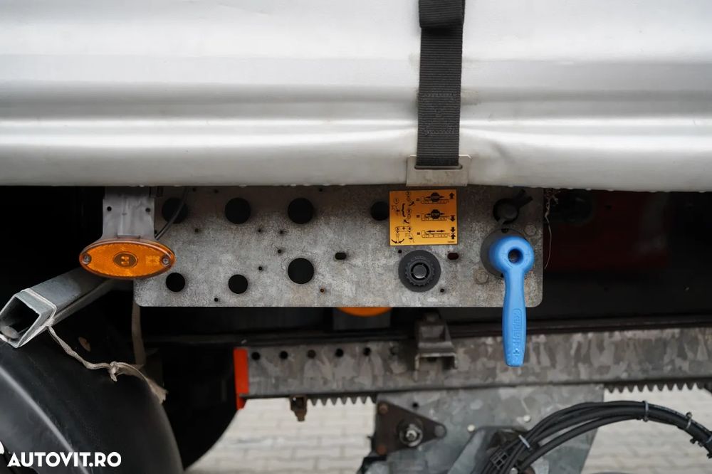 Fruehauf / CORTINĂ / STANDARD / ELEVATOR DHOLLANDIA 2.000 kg / PODEA PUTERNICĂ - 25