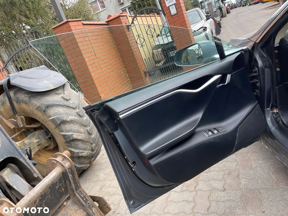 Tesla Model S - 20