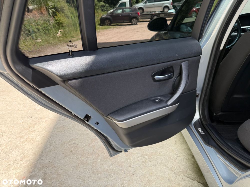 BMW Seria 3 318i - 25