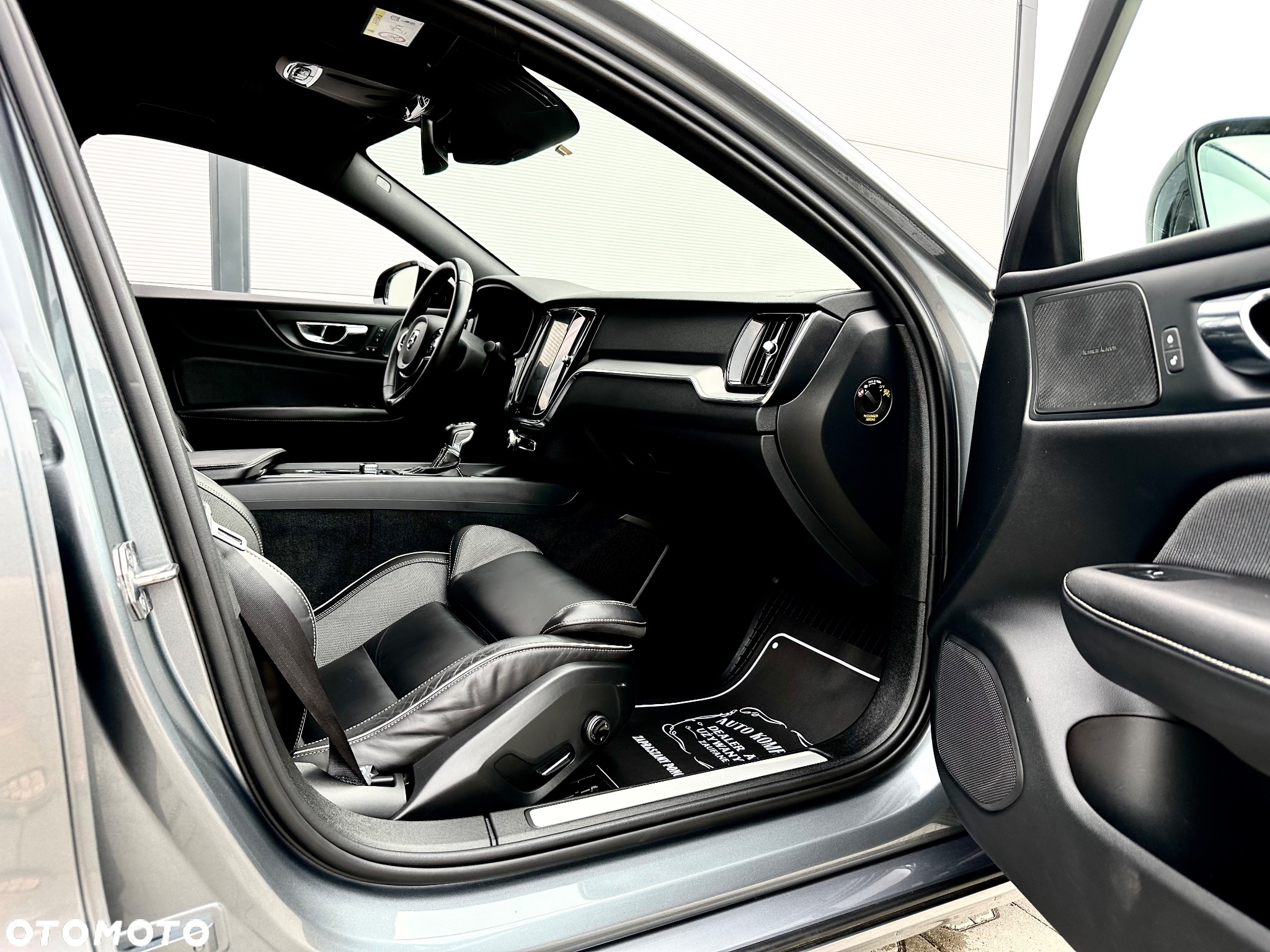 Volvo S60 T5 R-Design - 29