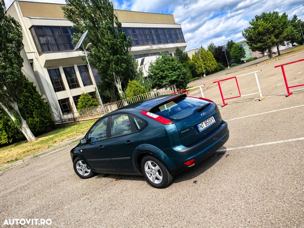 Ford Focus 1.6i Trend - 14