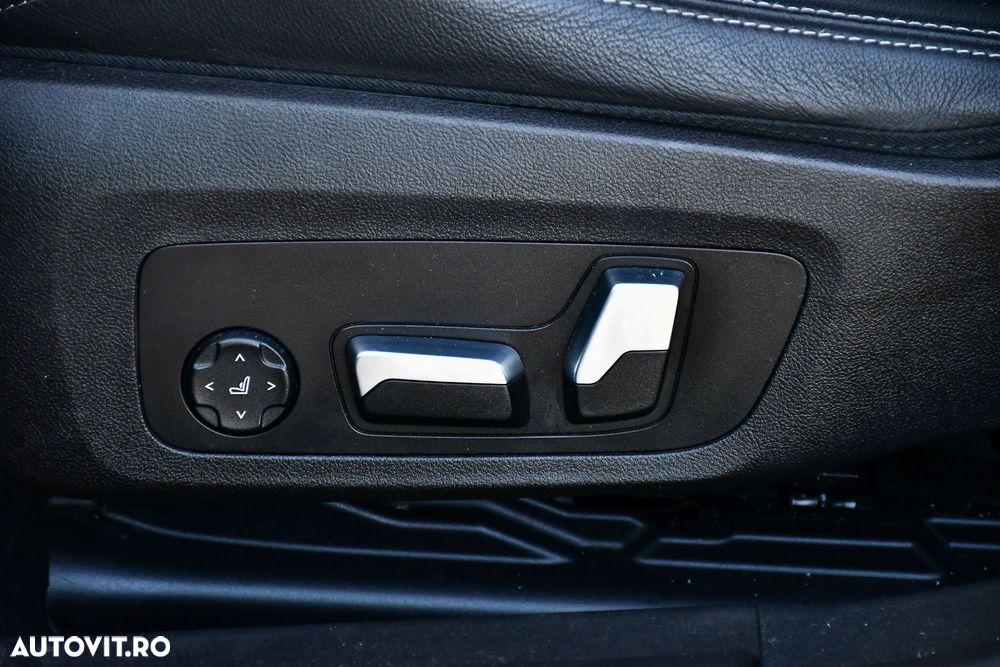 BMW Seria 3 330i xDrive AT - 31