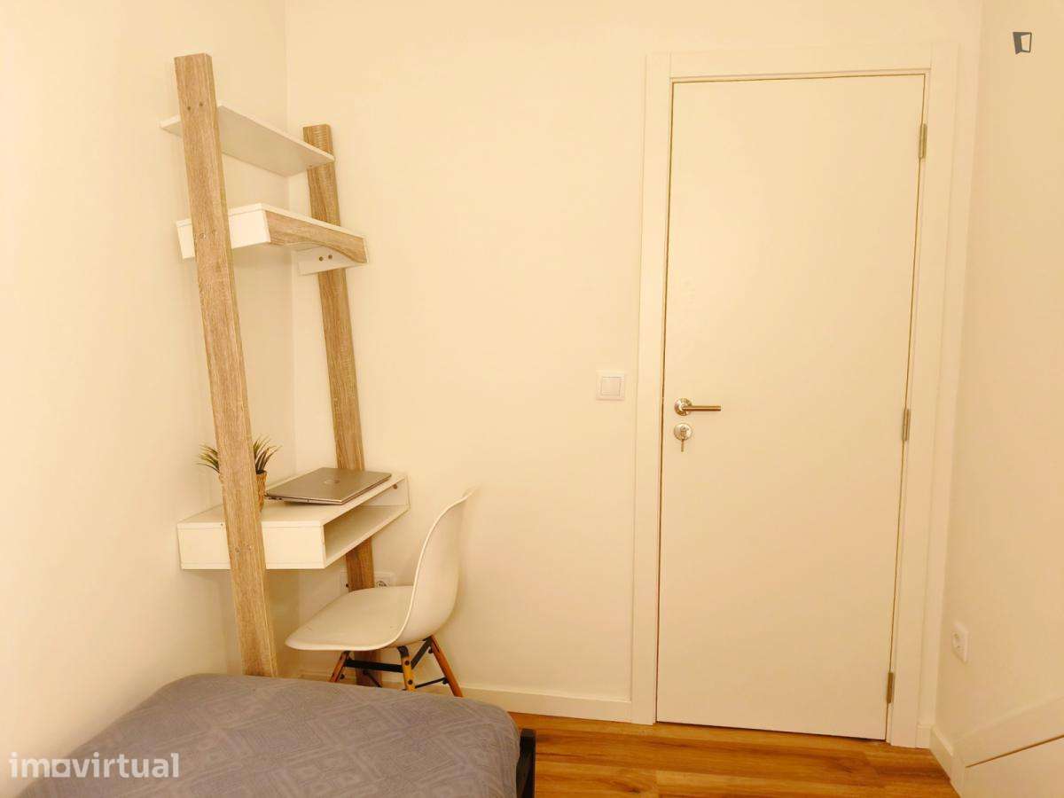 Quarto - localizado em Santo Ildefonso Porto - Grande imagem: 4/16