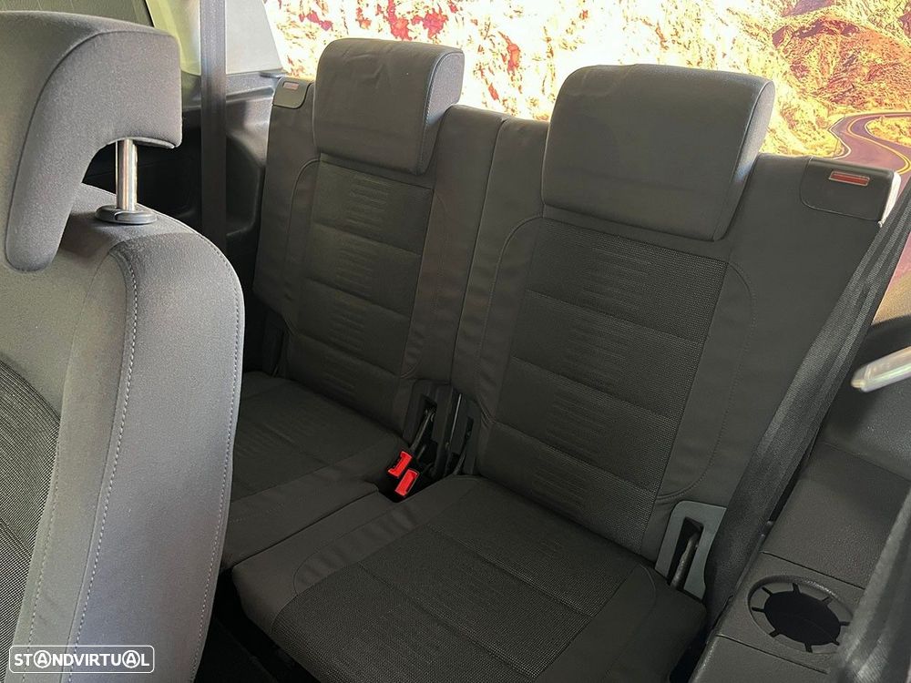 VW Touran 2.0 TDI Highline 7L - 23