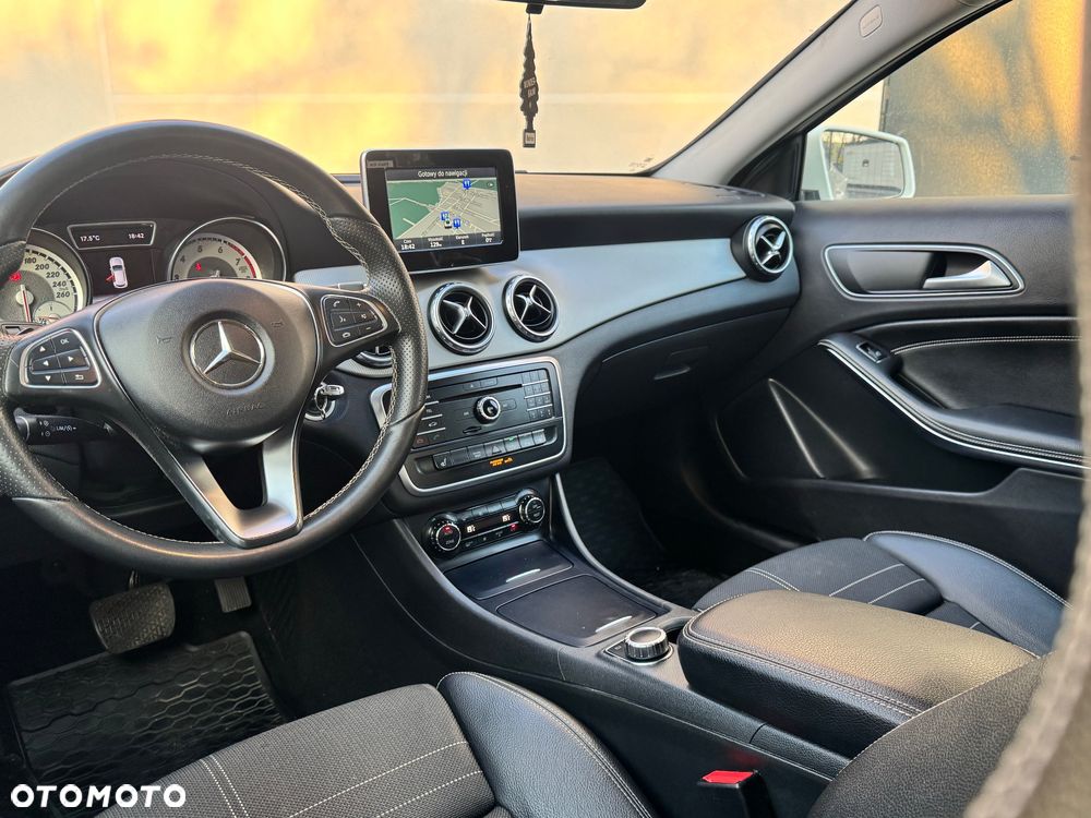 Mercedes-Benz GLA 200 7G-DCT - 20