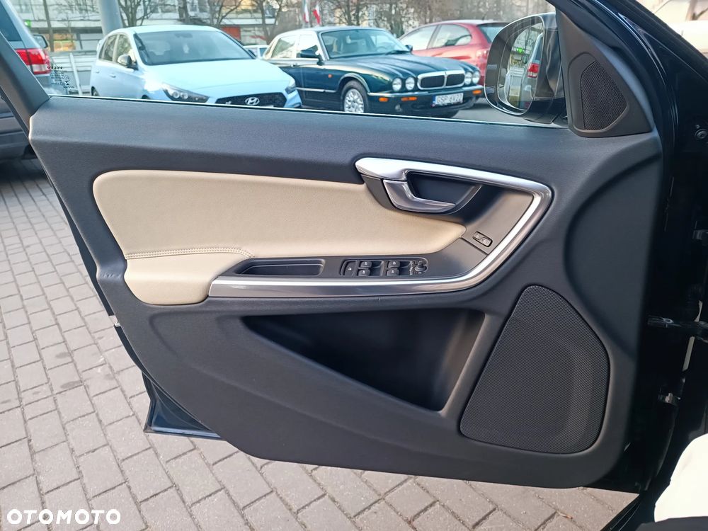 Volvo V60 D6 AWD Plug-in Hybrid Summum - 30