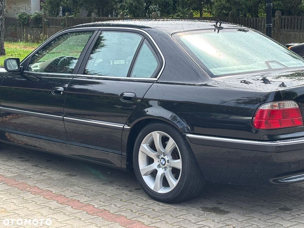 BMW Seria 7 735i - 32