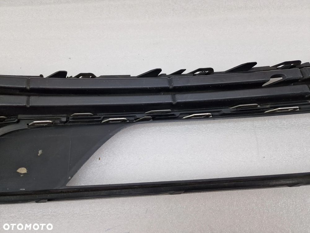 VW PASSAT B7 3AA 10-14 LEWA / PRAWA KRATKA BOCZNA ZDERZAKA PRZEDNIEGO PRZÓD Z OPCJĄ CZARNEJ LISTWY NA DOLE , NR 3AA853666 , 3AA853665 , NR AUKCJI E/50 - 17