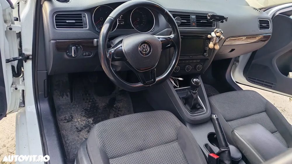 Volkswagen Jetta 2.0 TDI Trendline - 5