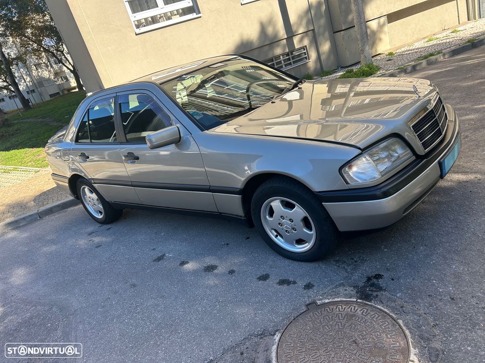 Mercedes-Benz 200 - 3