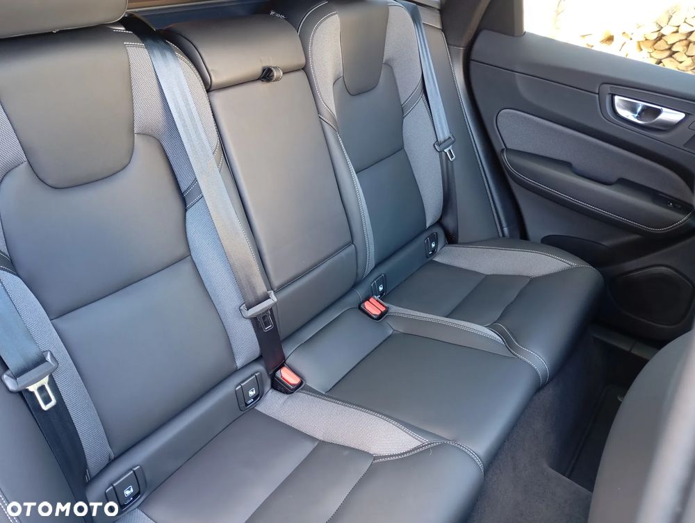 Volvo XC 60 B5 B AWD Plus Dark - 17