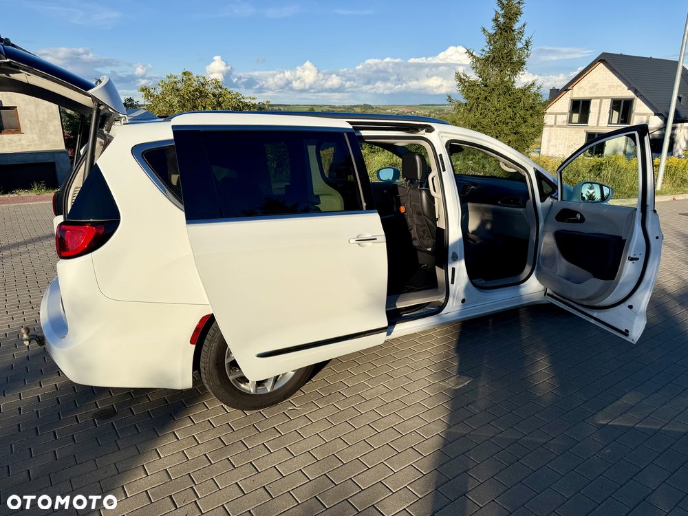Chrysler Pacifica - 4