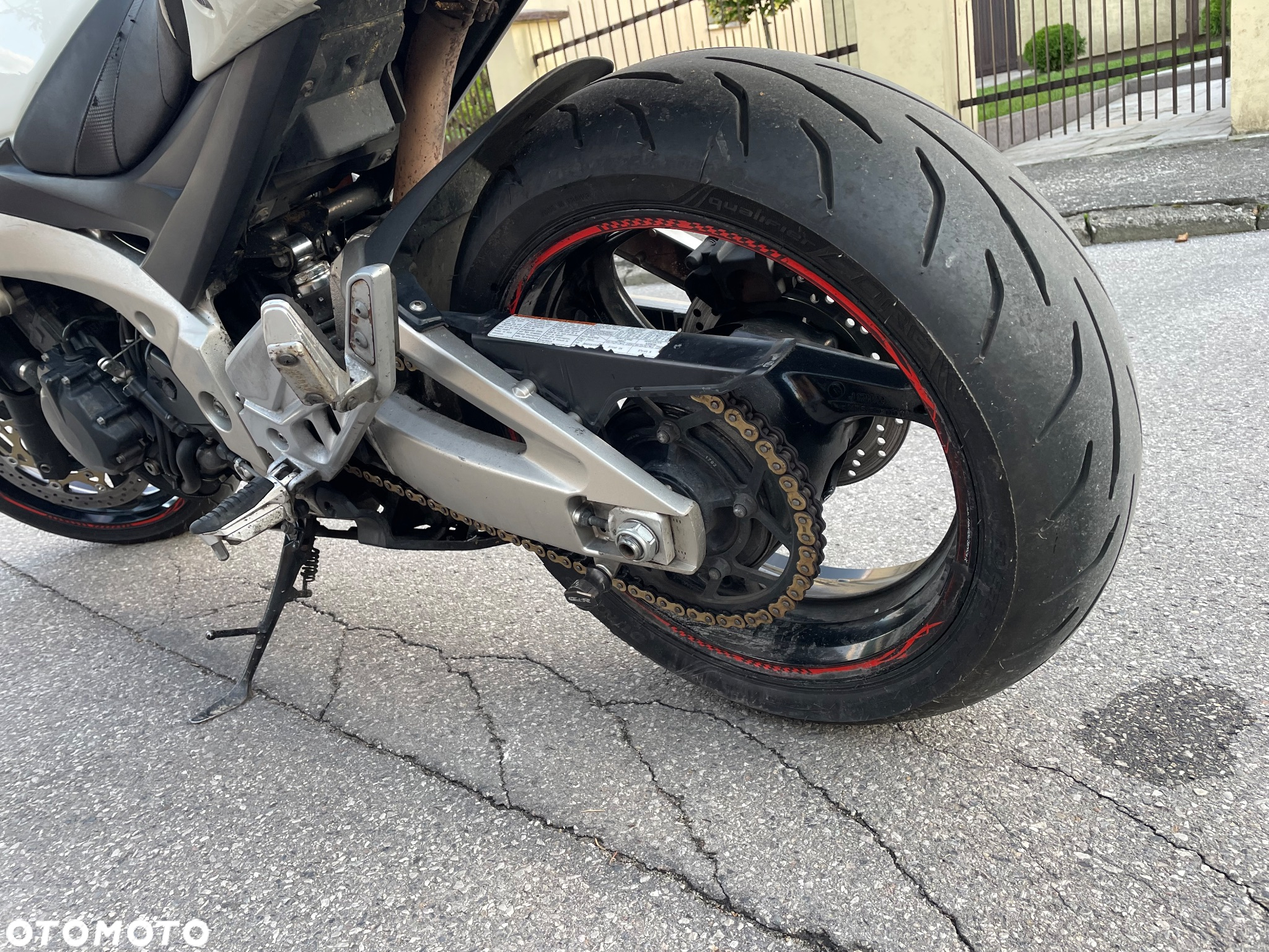 Suzuki GSR - 8