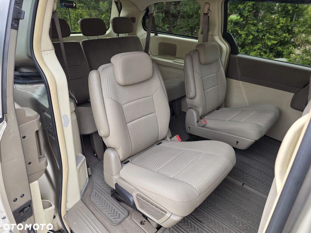 Chrysler Town & Country - 10