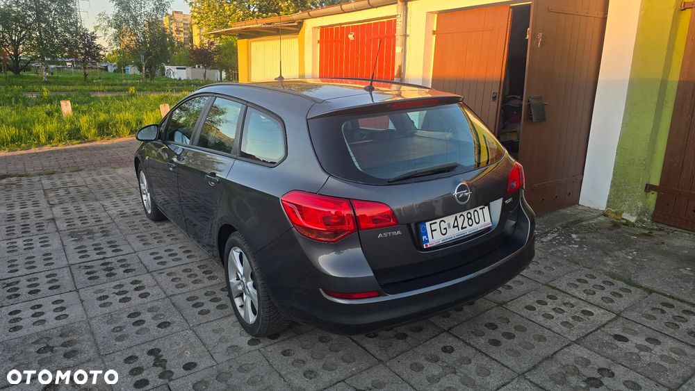 Opel Astra 2011 photo 4