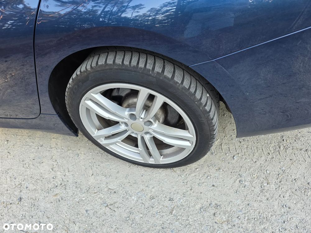 BMW Seria 3 330i Sport Line - 30