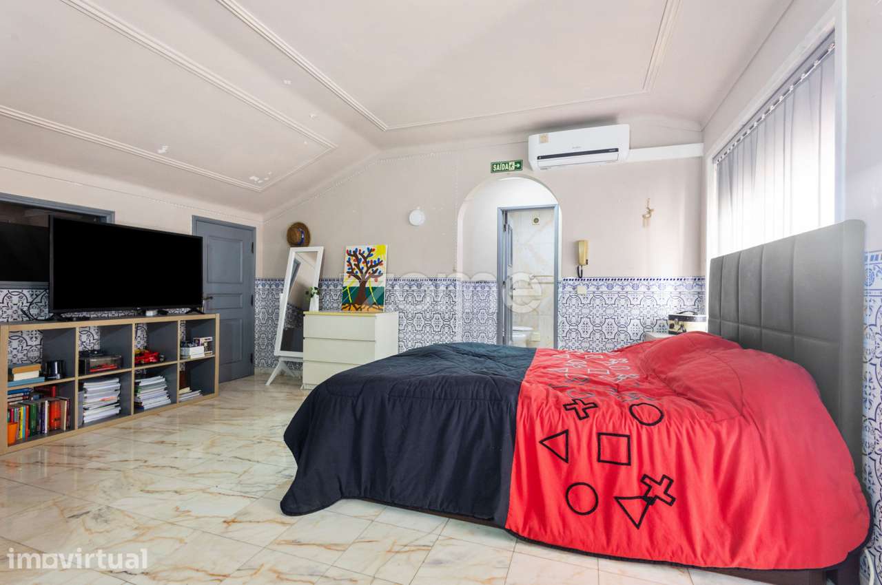 Moradia com 5 quartos, garagens e terraço no centro de Vila Viçosa - Grande imagem: 4/24