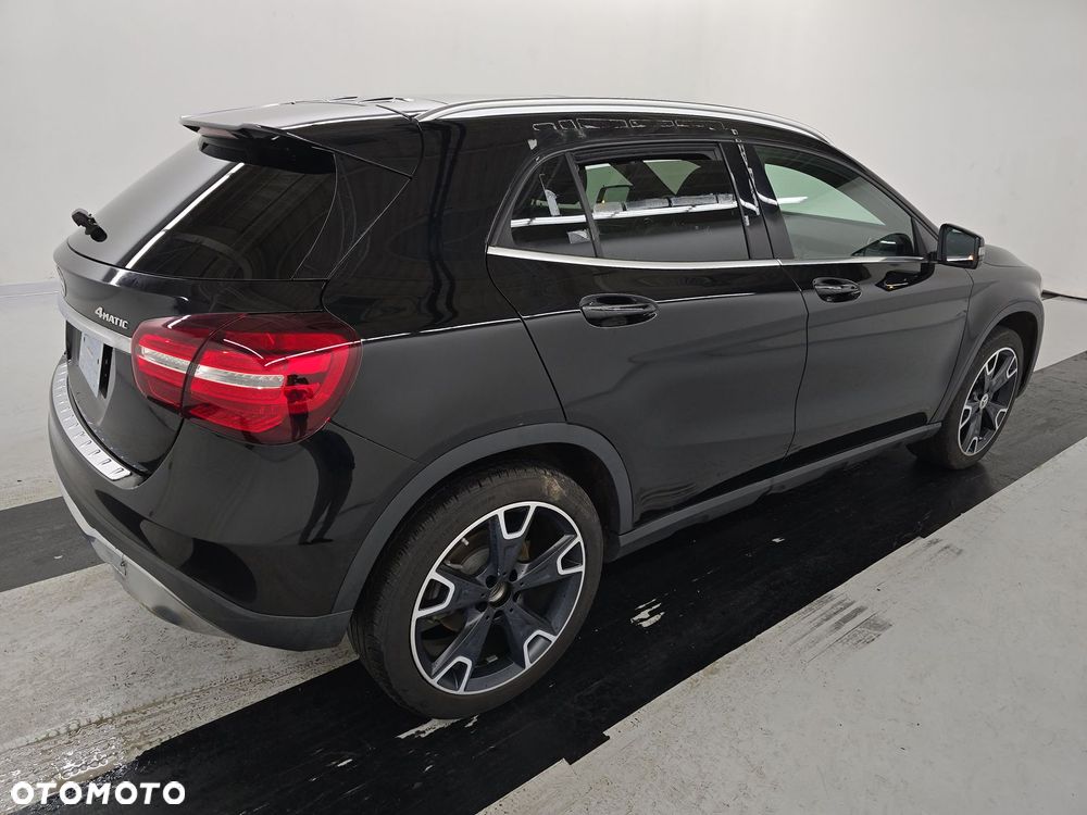 Mercedes-Benz GLA 250 4Matic 7G-DCT - 5