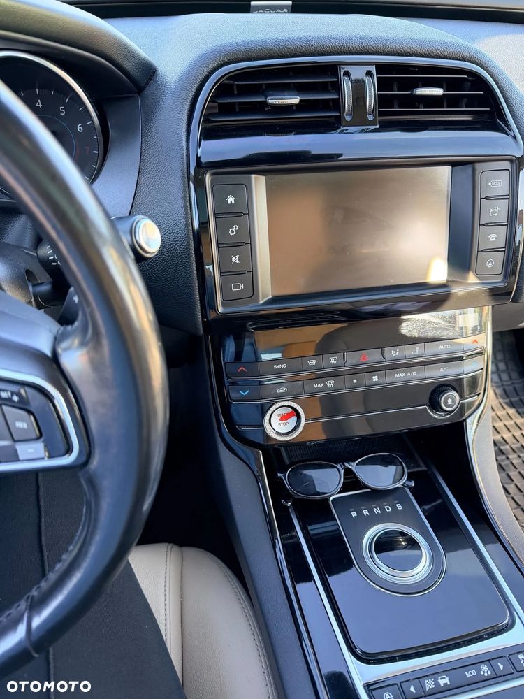 Jaguar XE 25t AWD Prestige - 27