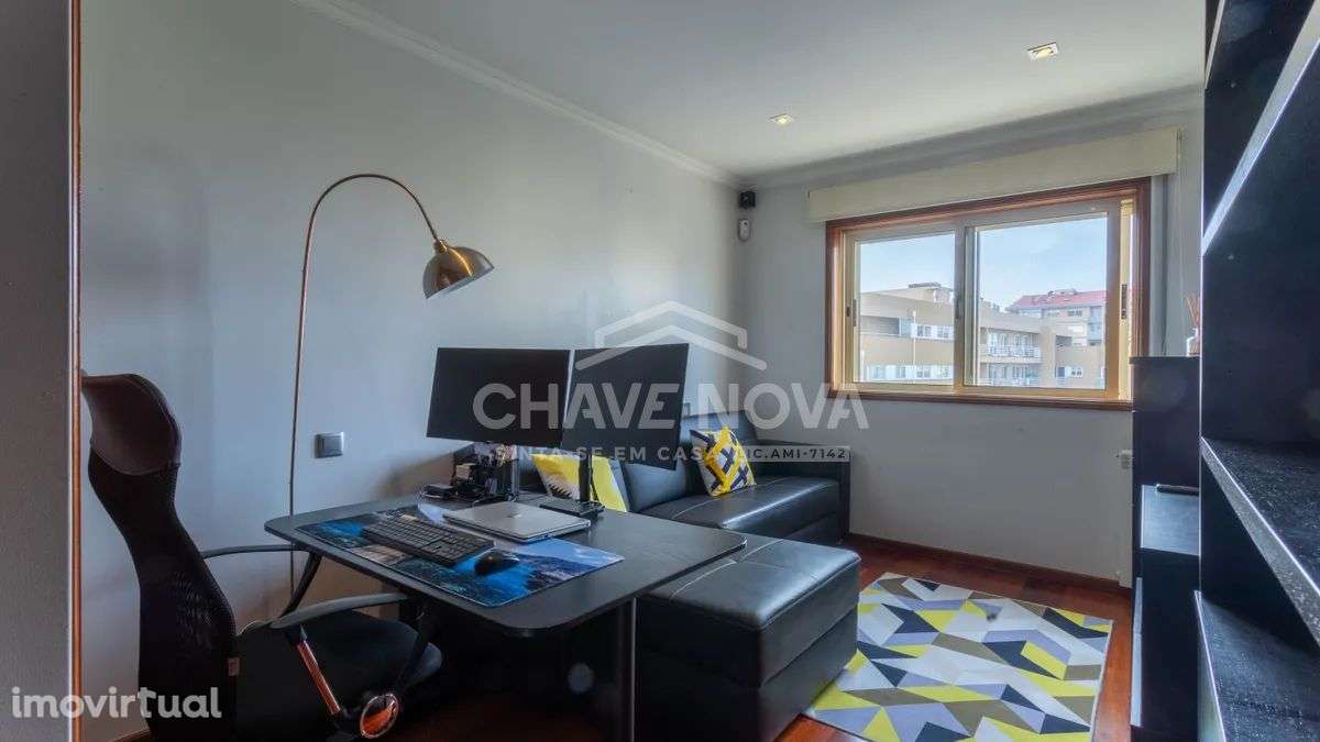 LA-Apartamento T2 com Varanda e Garagem Box
Vila Nova de Gaia, Porto - Grande imagem: 3/29