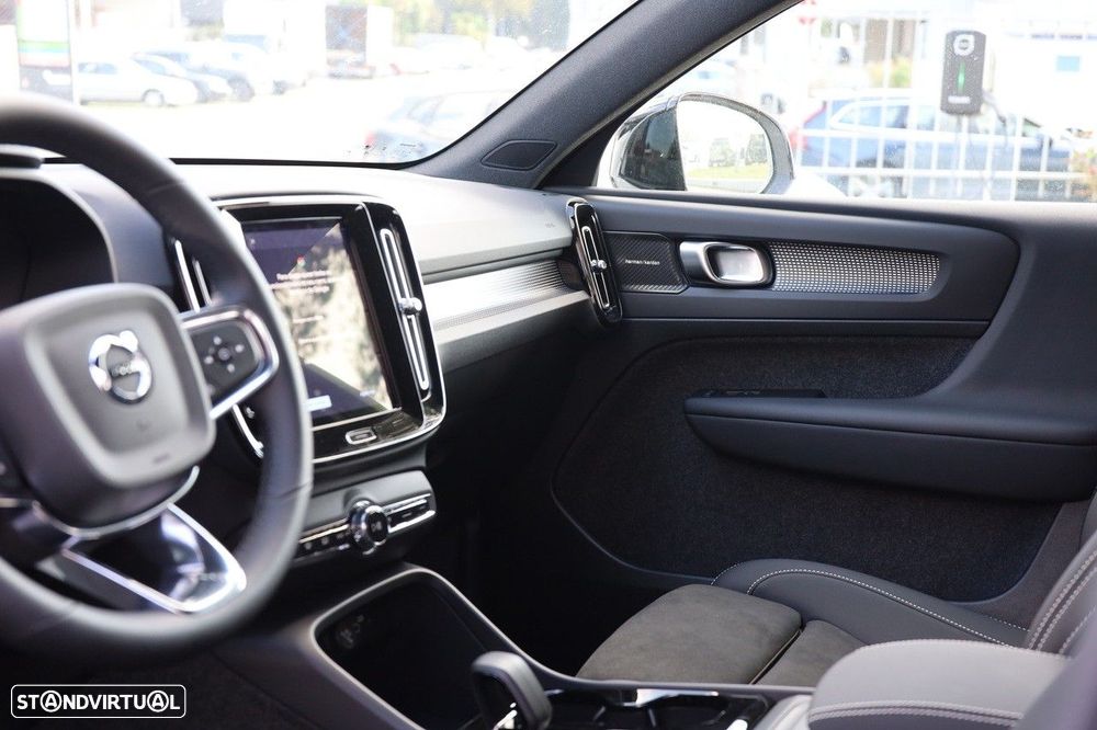 Volvo XC 40 2.0 B3 Plus Dark - 17