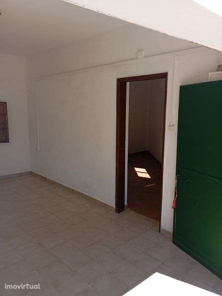 Vendo edifício com duas divisões e logradouro - Grande imagem: 4/6