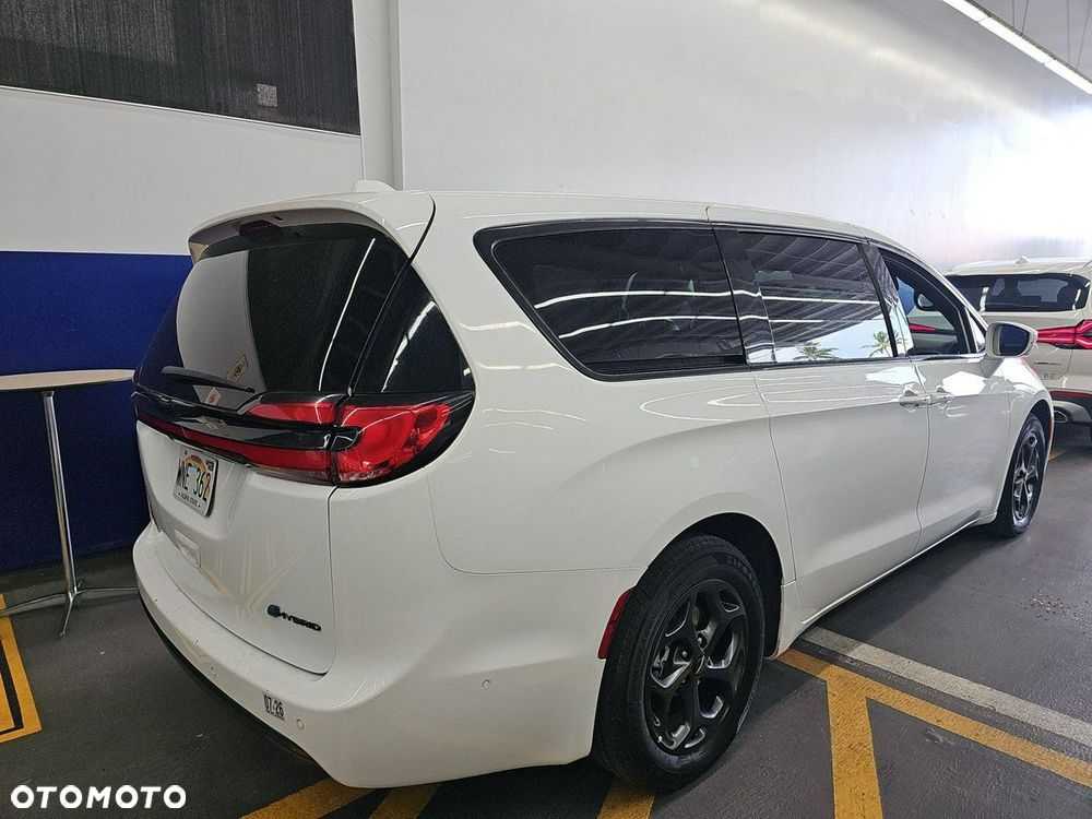 Chrysler Pacifica - 4