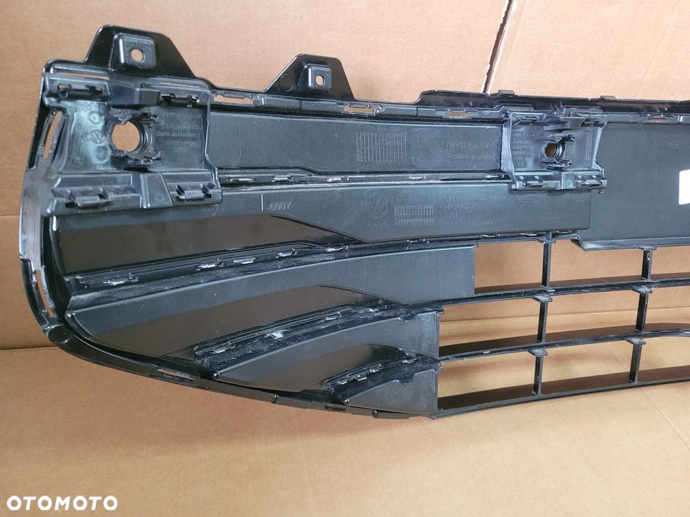 KRATKA ZDERZAKA ŚRODKOWA VW PASSAT B9 3J0853677B 3J0853677D - 11