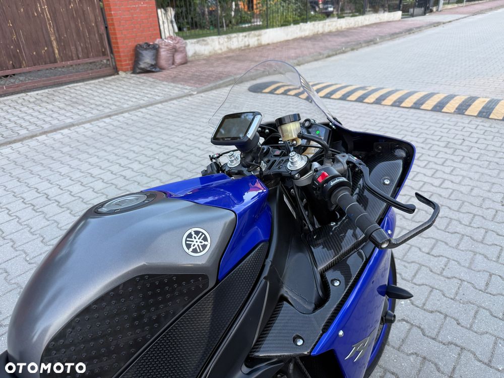 Yamaha R1 - 15