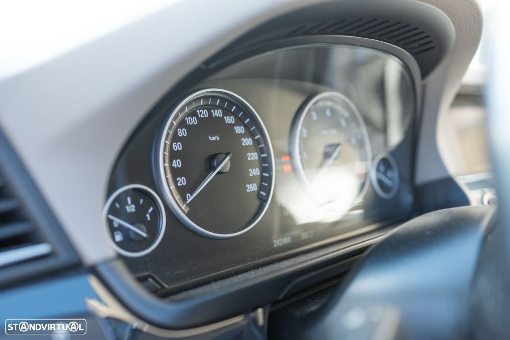 BMW 528 i Aut. Luxury Line - 14
