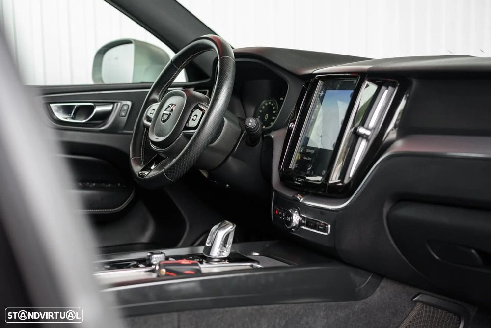 Volvo XC 60 2.0 T8 PHEV R-Design AWD - 54