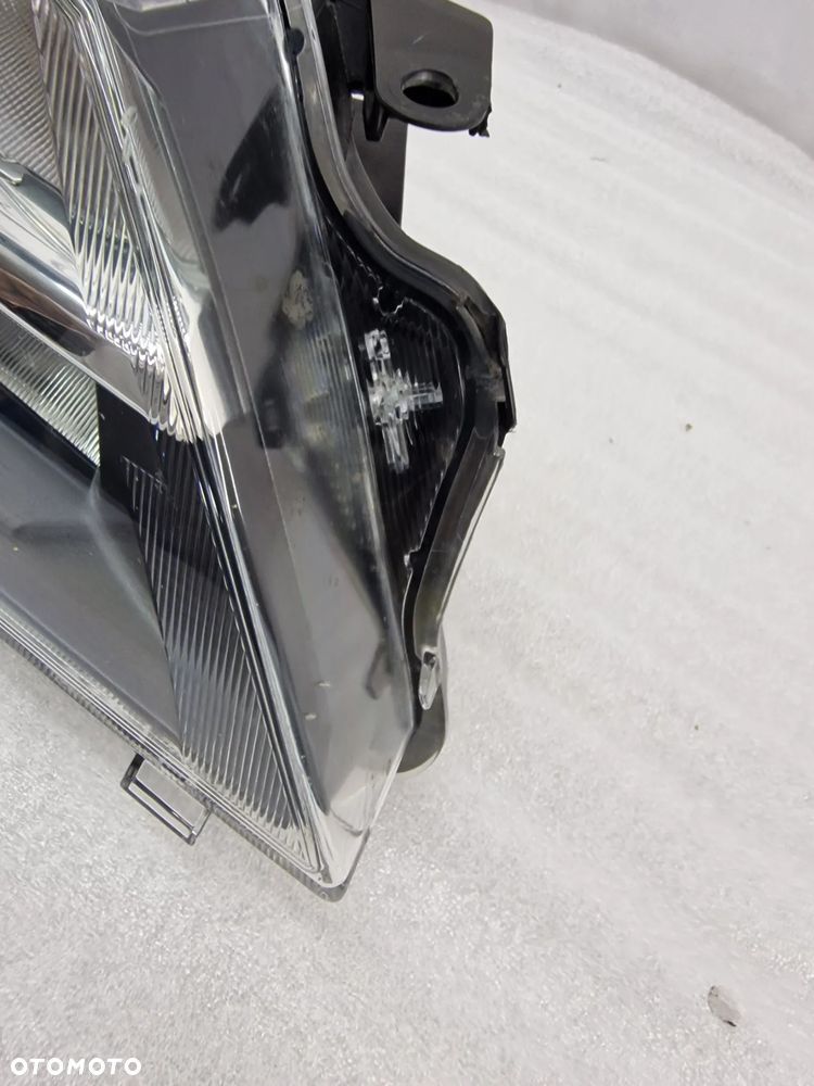 TOYOTA YARIS III 3 LIFT 14- PRAWA LAMPA PRZEDNIA PRZÓD SOCZEWKA , NR AUKCJI LA686 - 2