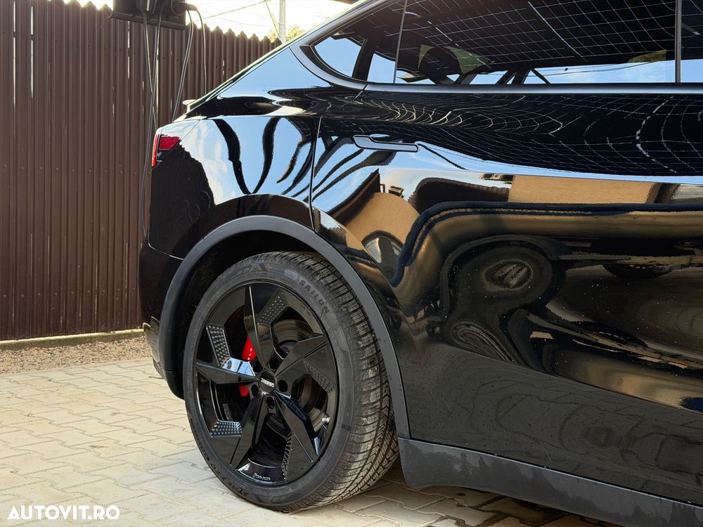 Tesla Model Y - 16