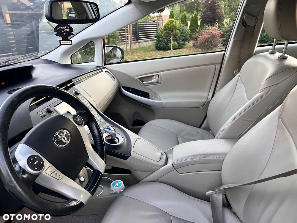 Toyota Prius (Hybrid) - 8