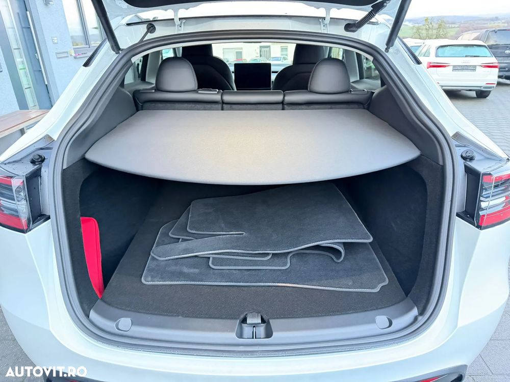 Tesla Model Y - 8