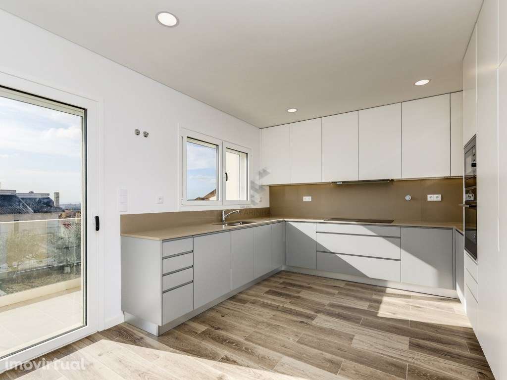 MORADIA T4 NOVA
Famões, moradia independente V4+1 nova com Jardim,... - Grande imagem: 2/46