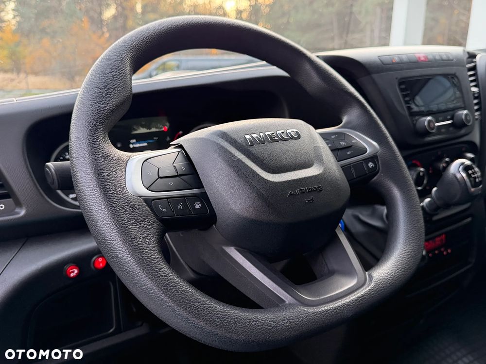 Iveco 72C18 Kontener + Winda BAR 1T / Kontener 5.35m x 2.24m x 2.3m / Bogate wyposażenie / UDT do 05.2028 / Salon PL / Zadbany od 1wł / Rozstaw osi 4.75m / FV23% - 28