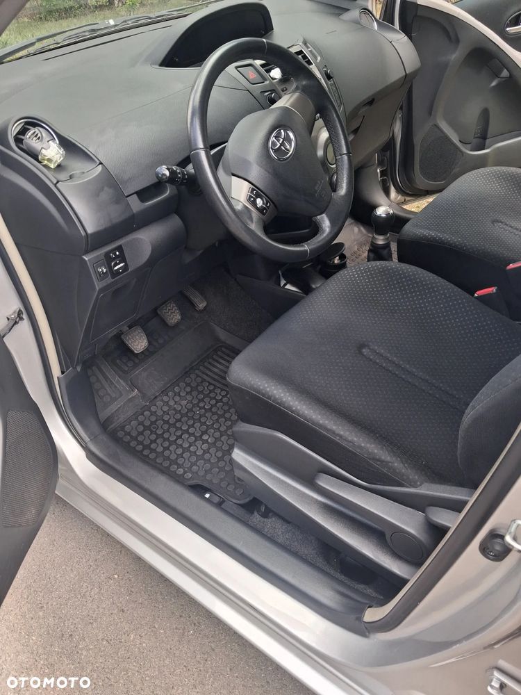 Toyota Yaris - 12