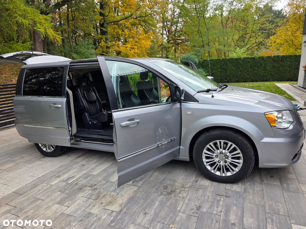 Chrysler Town & Country - 17
