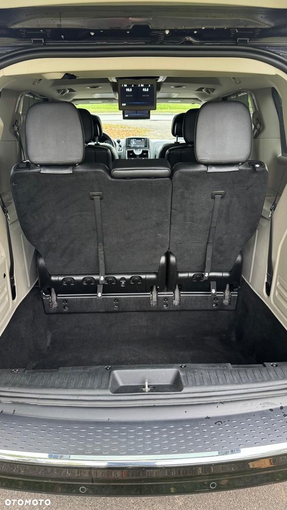 Chrysler Town & Country - 31