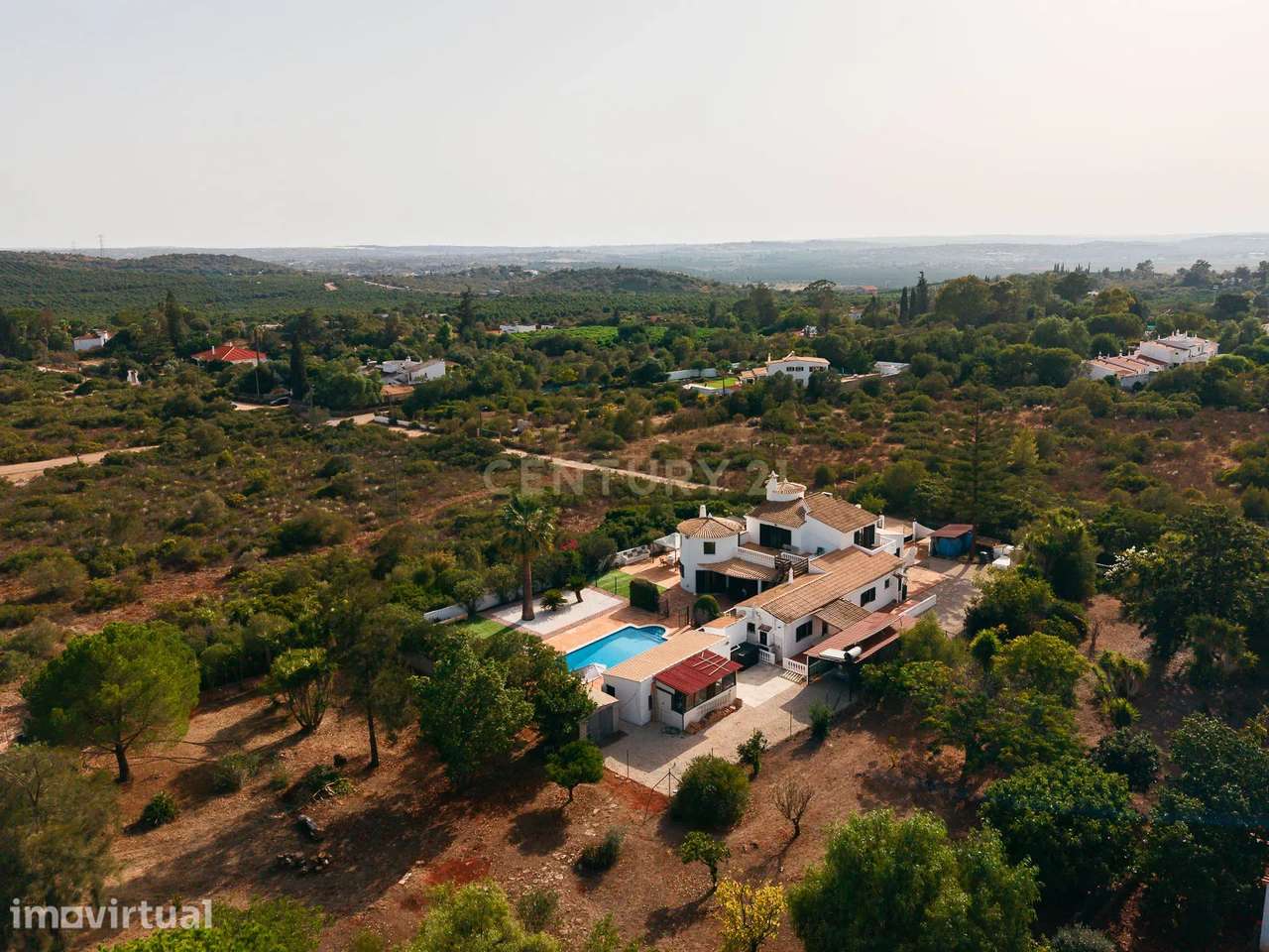 MORADIA T4 ISOLADA COM PISCINA, 5.050 M² DE TERRENO E ANEXO COM SUITE - Grande imagem: 2/43