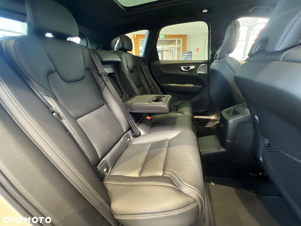 Volvo XC 60 T8 Plug-In Hybrid AWD Plus Black Edition - 23