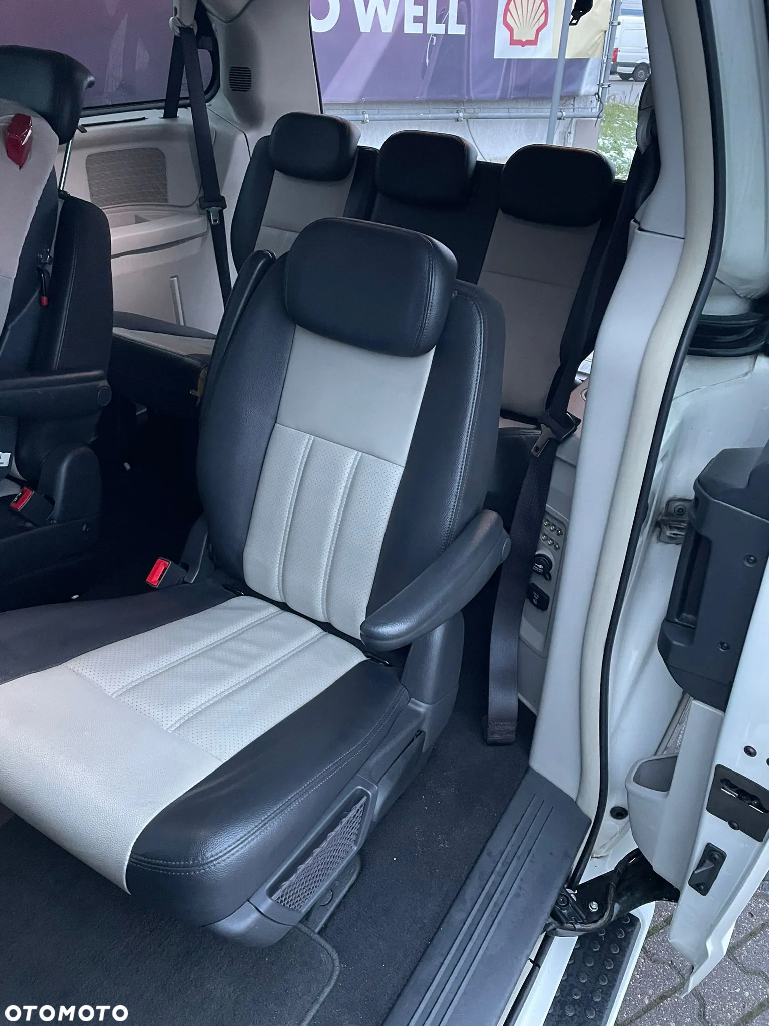 Chrysler Town & Country - 22
