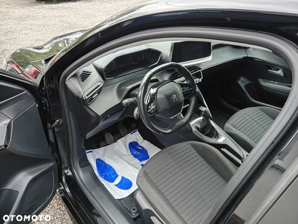 Peugeot 208 - 8