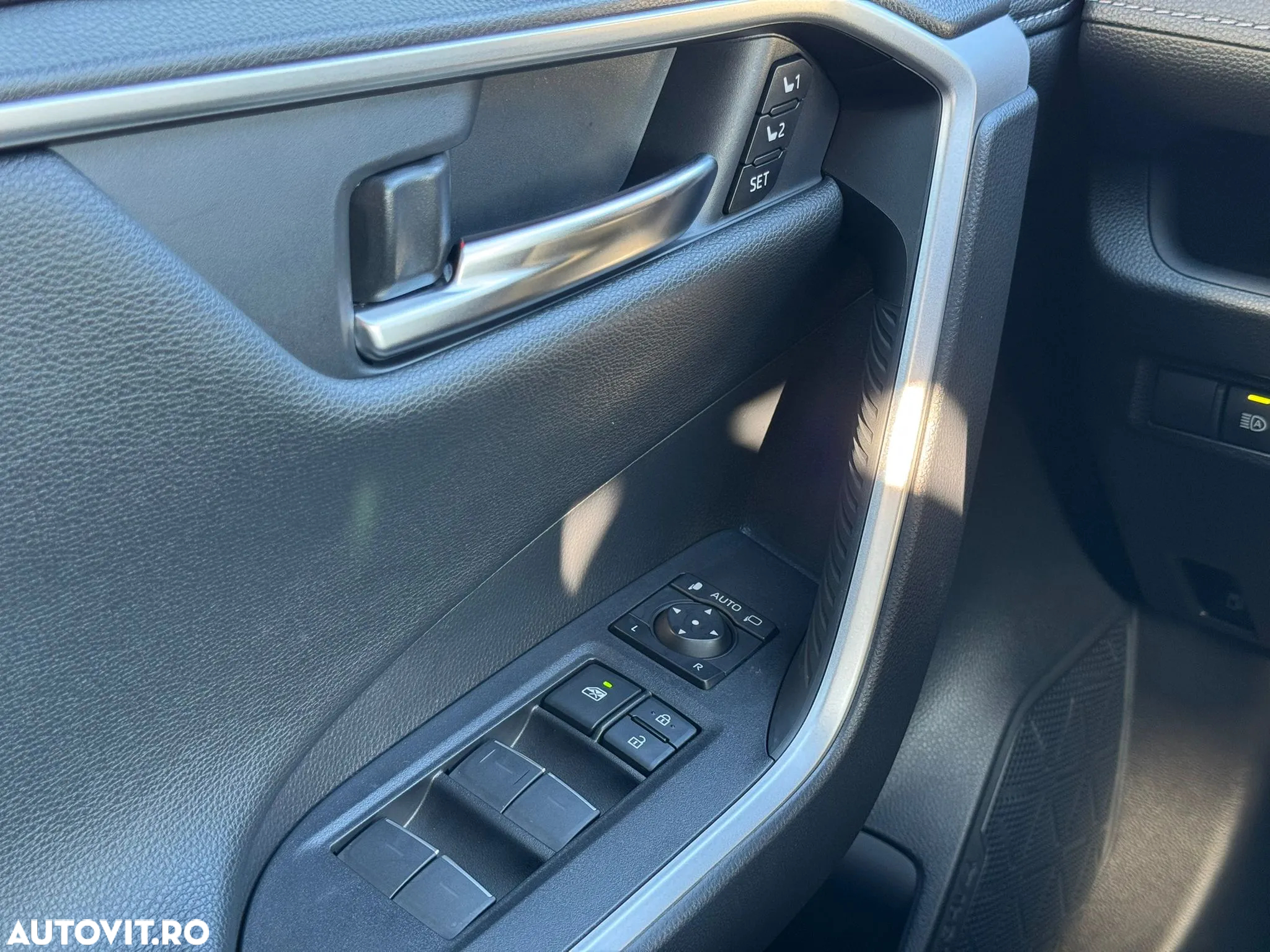 Toyota RAV4 2.5 Hybrid VVT-iE 4x4 Luxury - 24