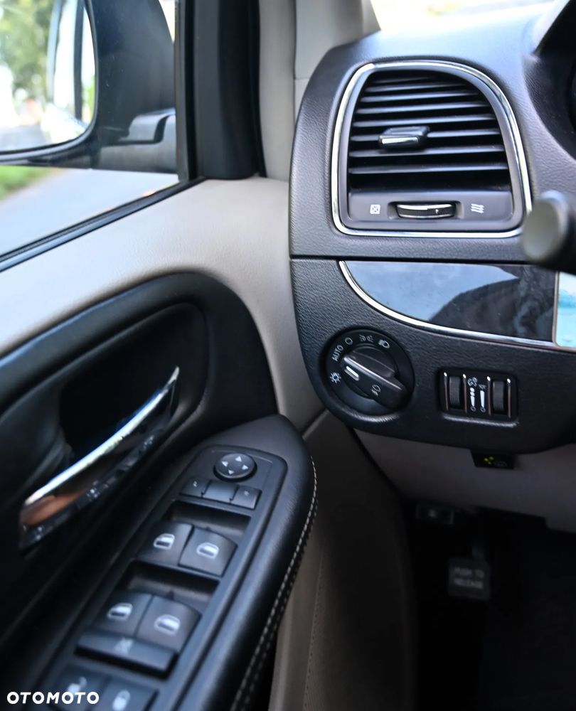 Chrysler Town & Country - 22
