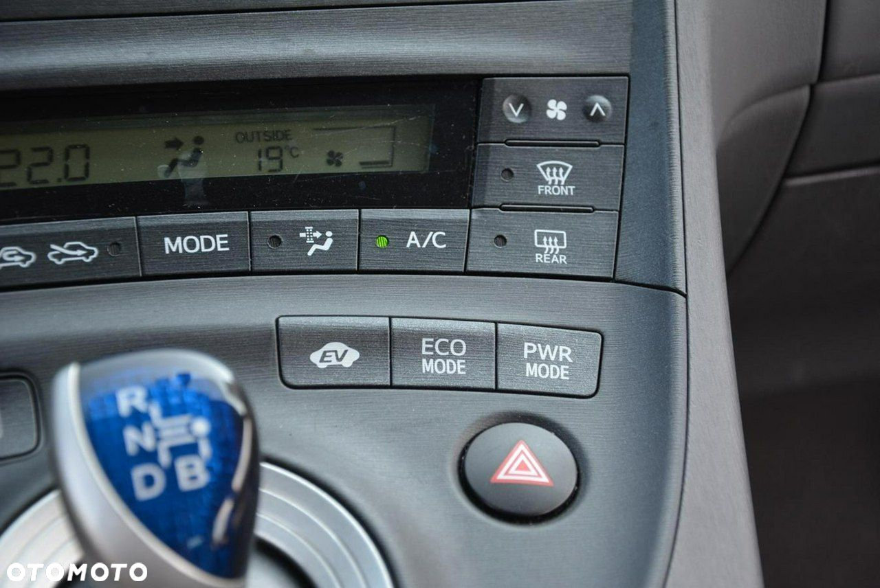 Toyota Prius 1.8 HSD Sol - 27