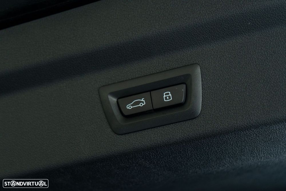 BMW iX2 eDrive20 Pack Desportivo M - 33